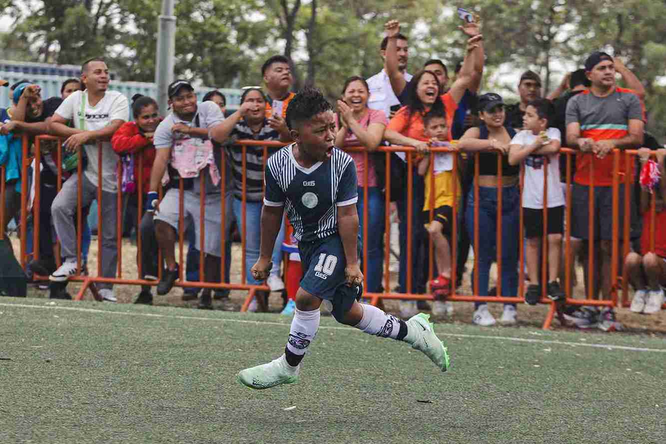 El emotivo festejo de uno de los goleadores del torneo infantil. 