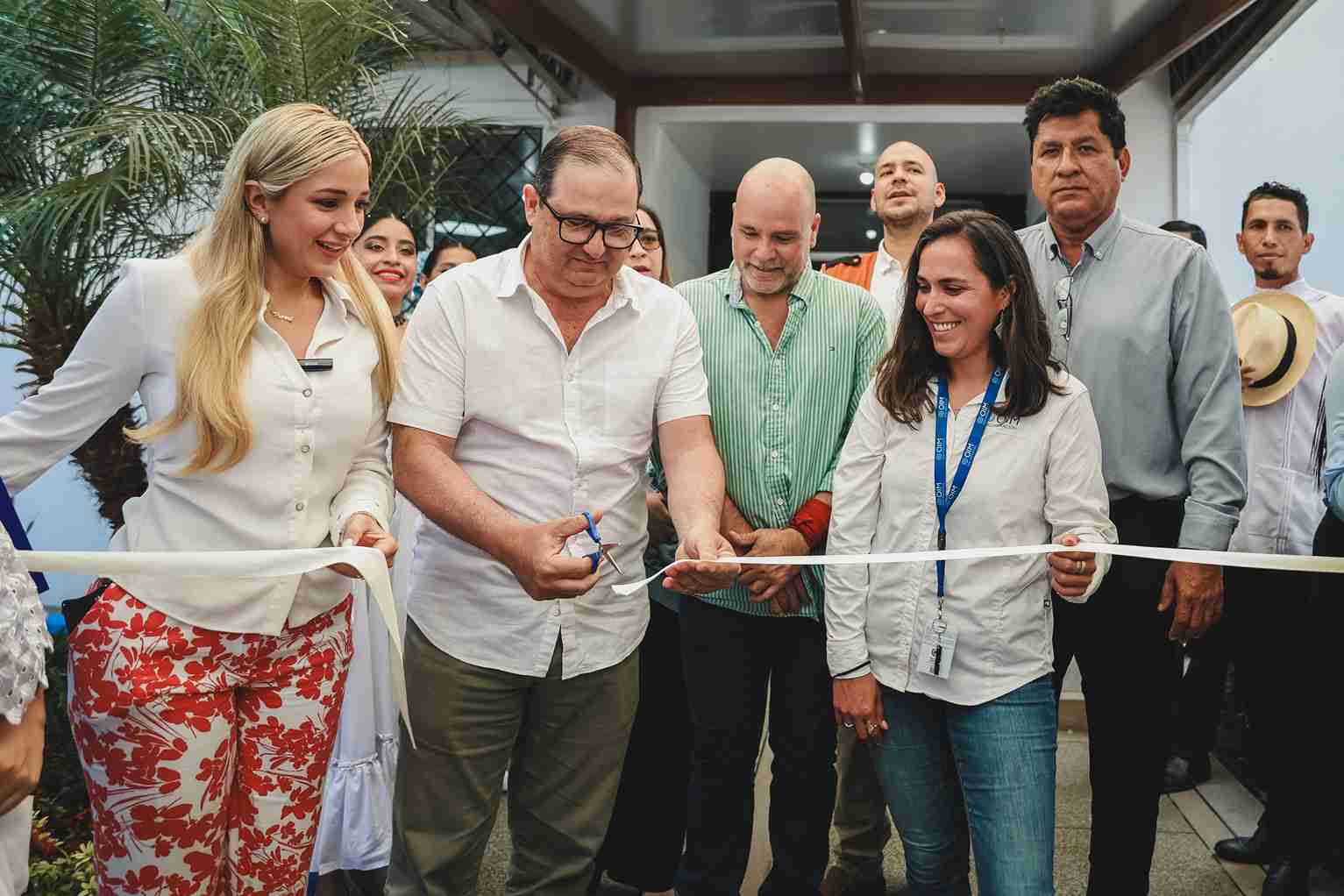 Camilo Samán, gerente de EP DASE, corta la cinta durante la inauguración del albergue ecológico.