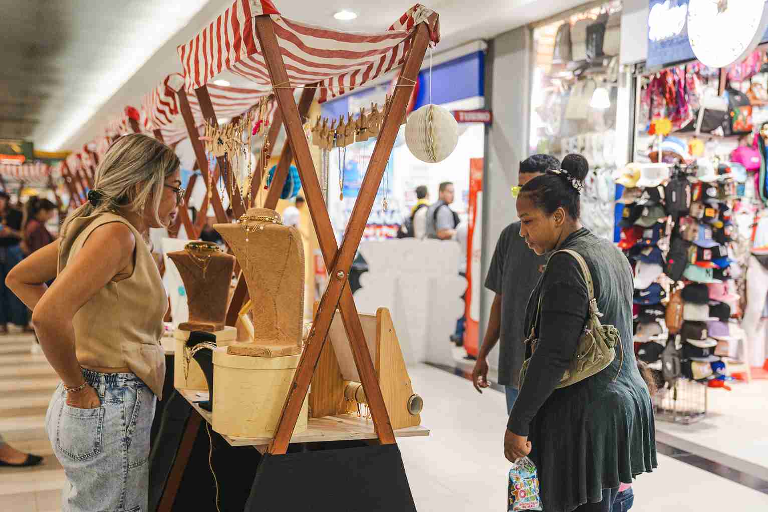 Los emprendedores ofrecen artesanías, bisutería, manualidades en tela, bonsáis, joyería y dulcería, entre otros productos.