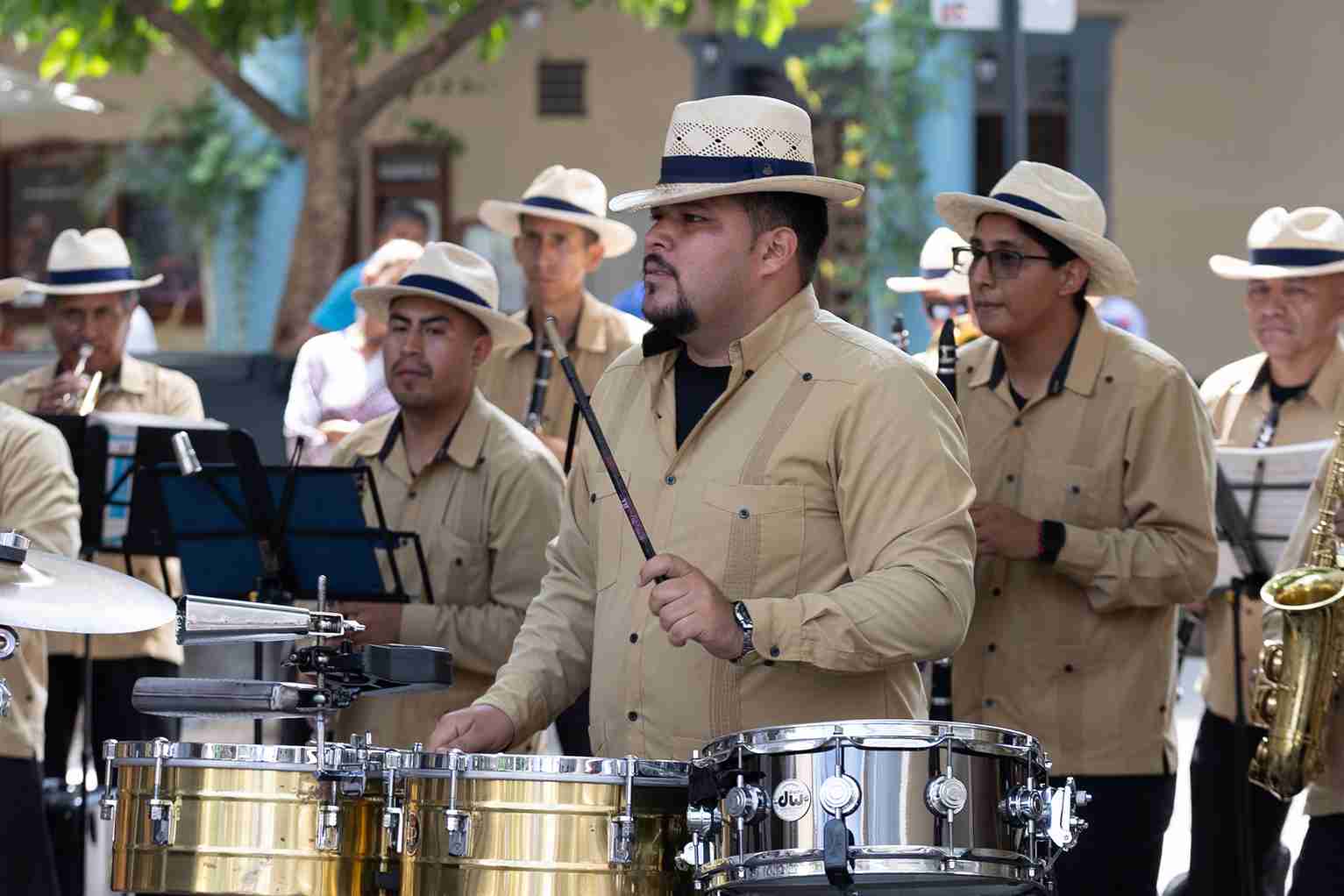 La Banda Municipal le da el toque musical a la calle Panamá cada fin de semana.