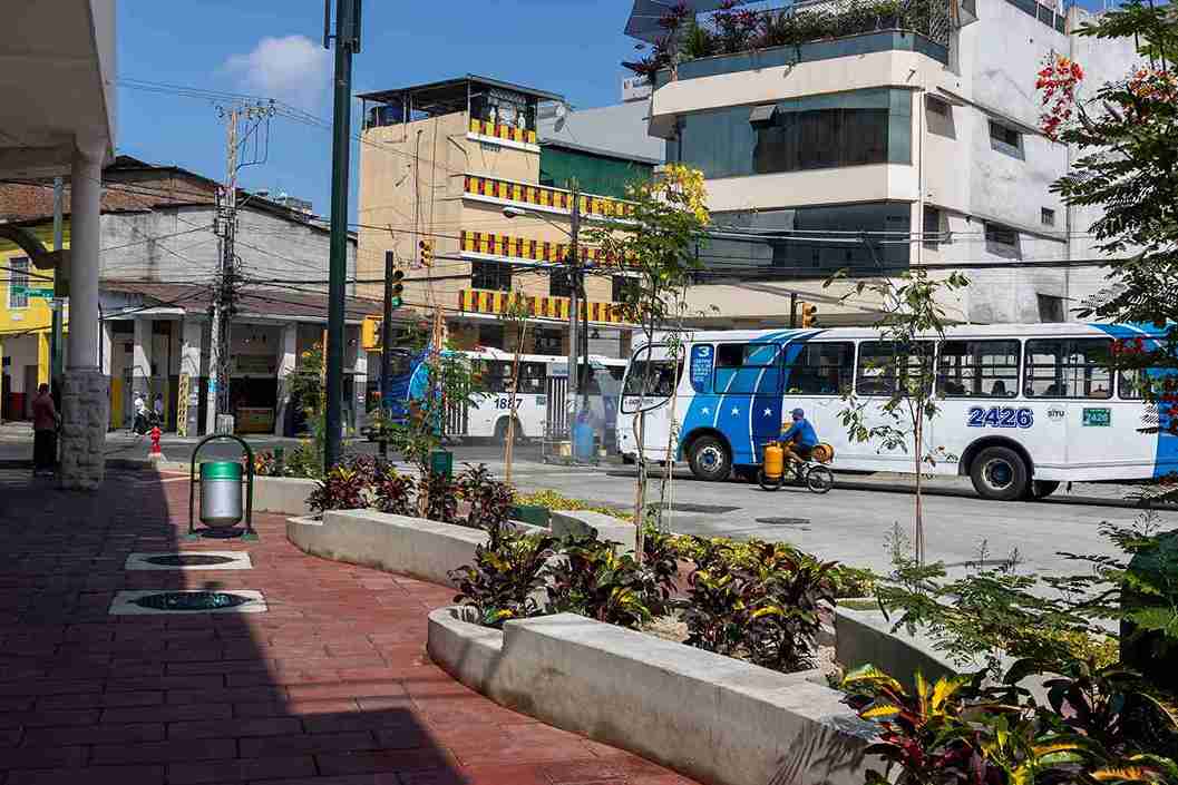 La obra cuenta con áreas verdes e incluyó mejoras en sistemas hidrosanitarios, soterramiento de cables, aceras, fachadas y más.