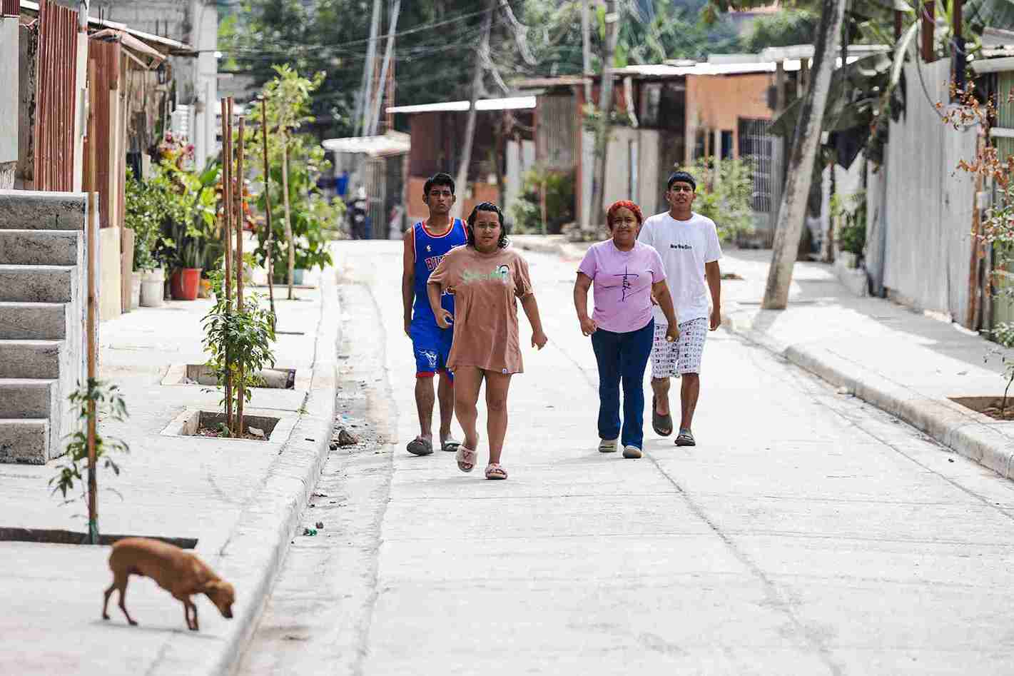 Los habitantes de la zona caminan ahora en calles asfaltadas.