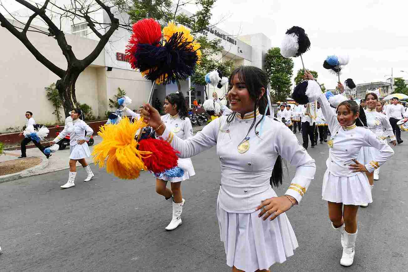 Las cachiporreras también mostraron sus destrezas en el pregón.