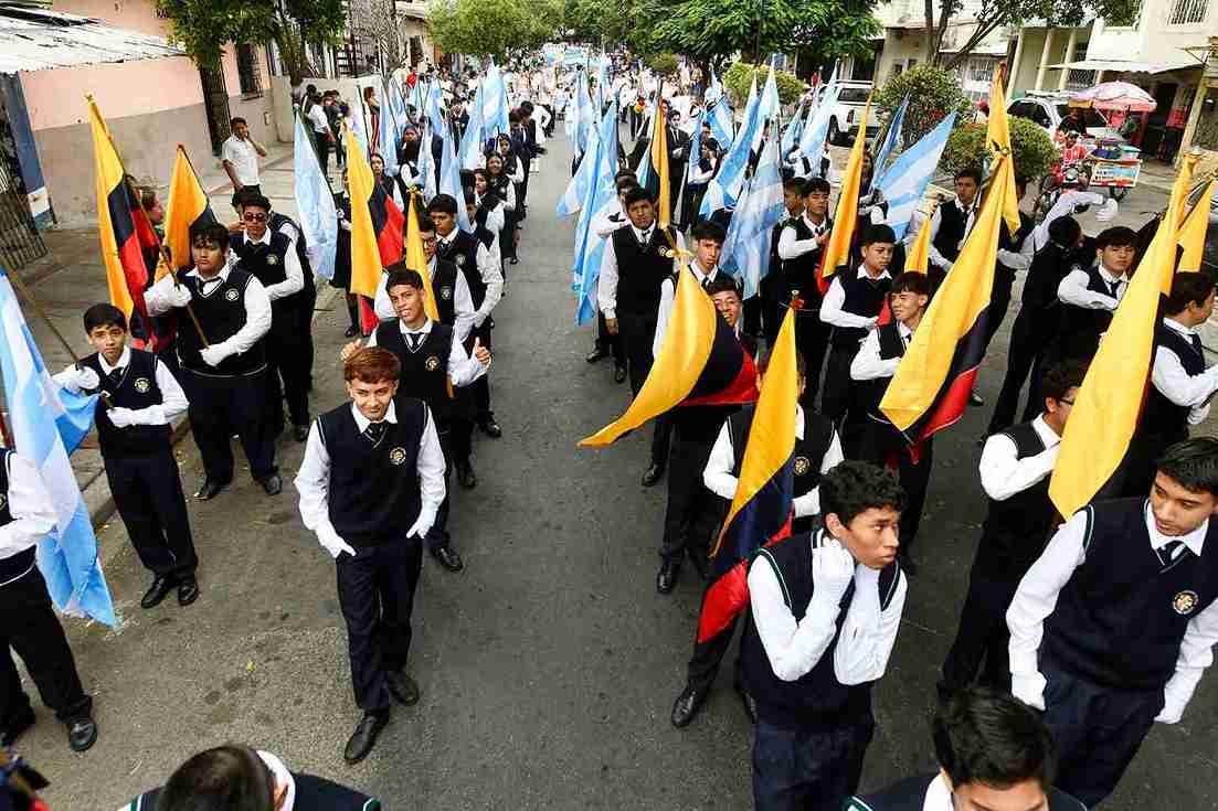 Estudiantes de varias unidades educativas participaron en el pregón.