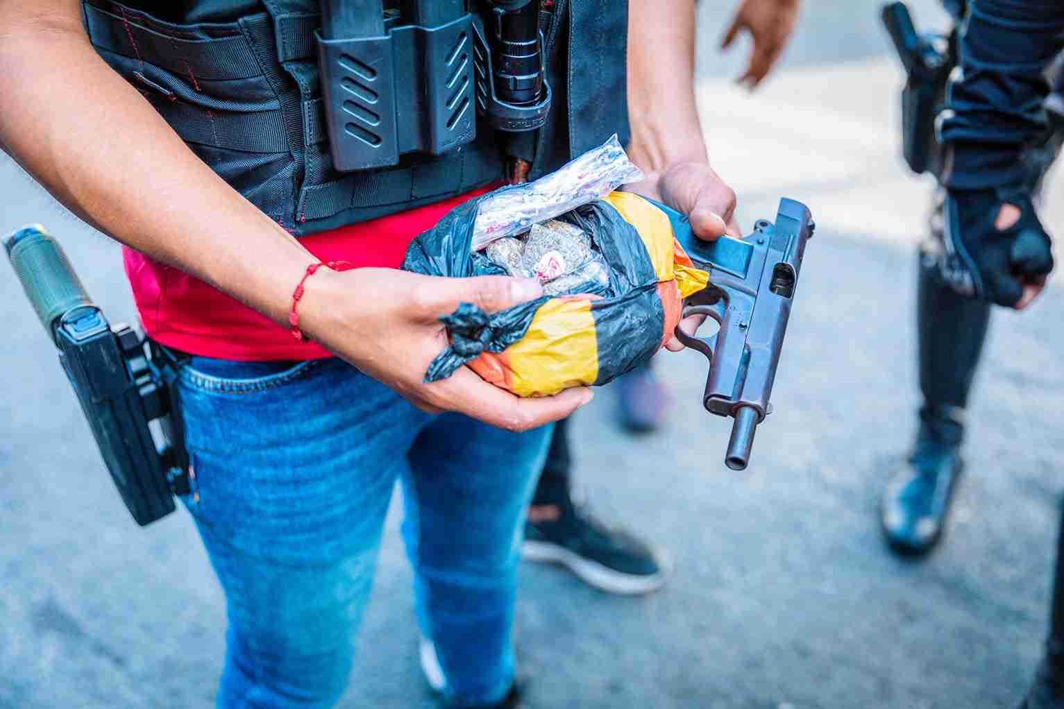 Los agentes encontraron armas de fuego, municiones y sustancias sujetas a fiscalización.