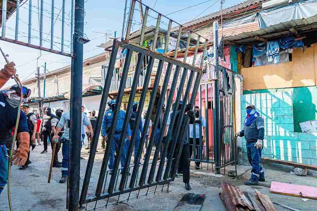 En el operativo se retiraron rejas de la vía pública que restringían el acceso. 