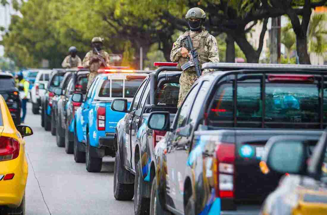 Militares usan carros de Segura EP para patrullar la ciudad.