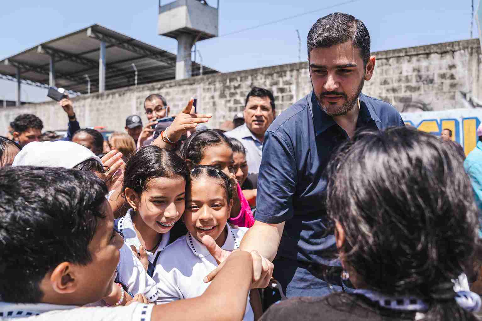 El Alcalde Aquiles Alvarez saludo a los alumnos de una escuela del sector Juan Montalvo.