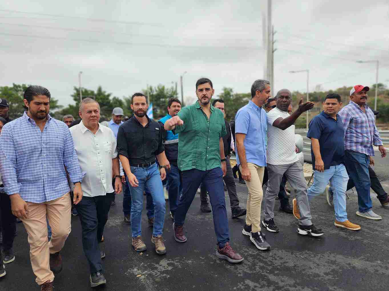 El alcalde Aquiles Alvarez recorrió la obra junto al concejal Raúl Chávez y funcionarios de Autoridad Aeroportuaria de Quinindé.