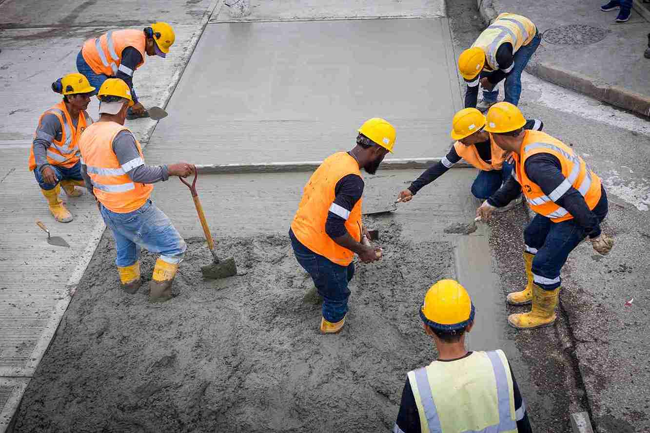 Las cuadrillas trabajan incansablemente en el asfaltado de una calle del sur de Guayaquil.