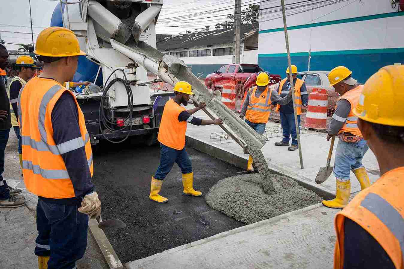 Los obreros utilizan concreto rígido para asfaltar las calles de Guayaquil.