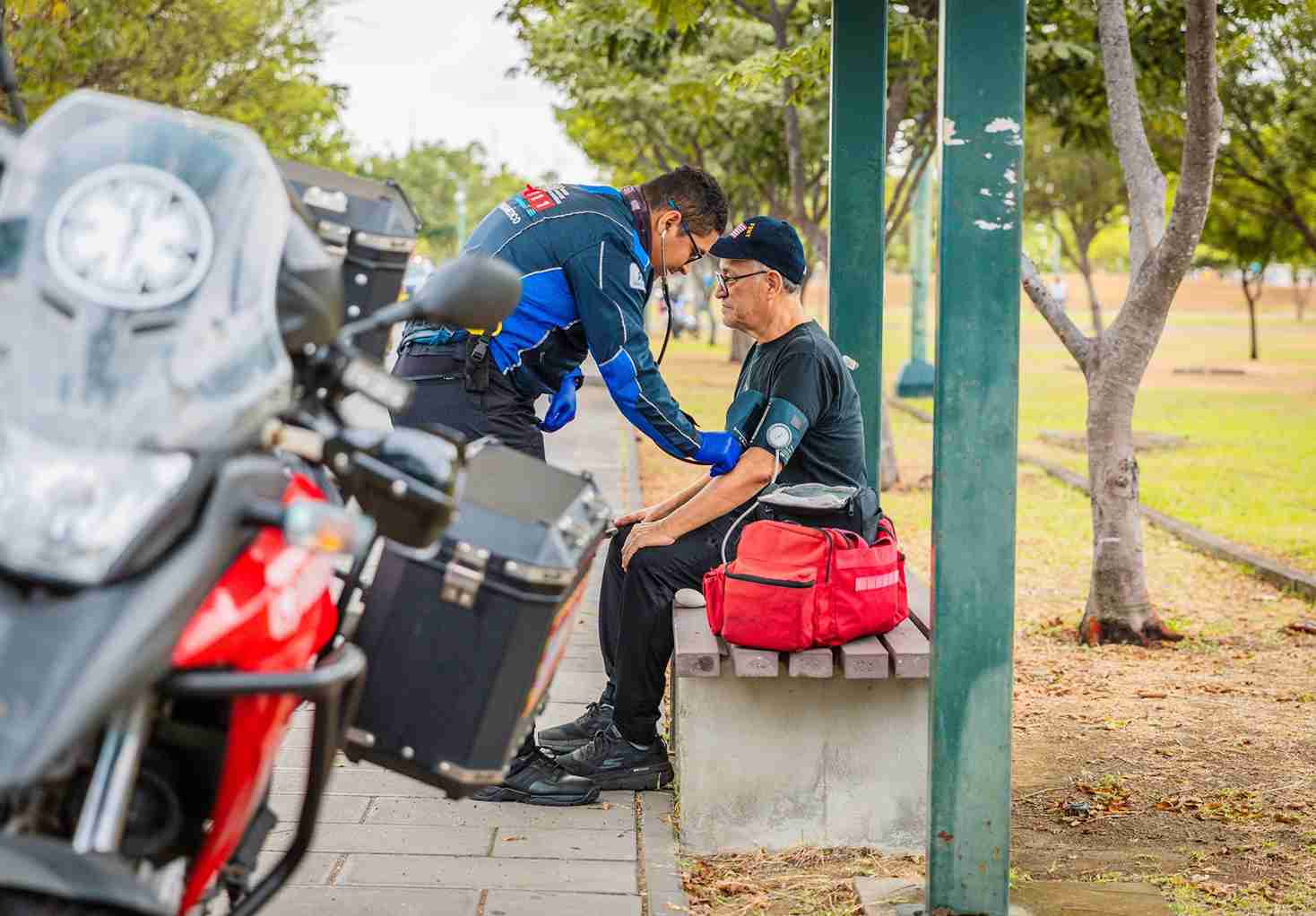 Un ciudadano recibe atención médica en el Parque Samanes.