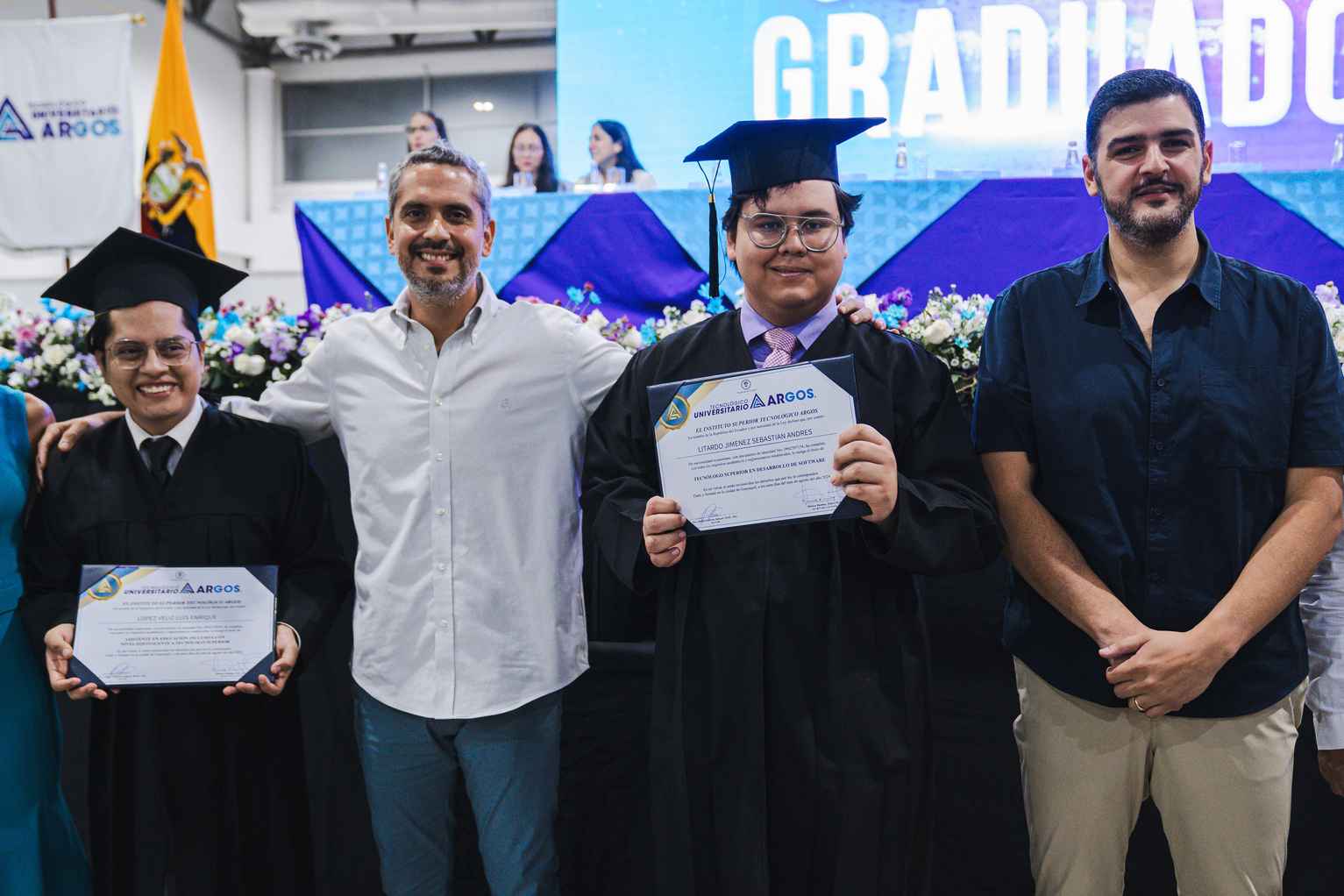 El concejal Raúl Chávez y el alcalde Aquiles Alvarez posan junto a dos graduados.