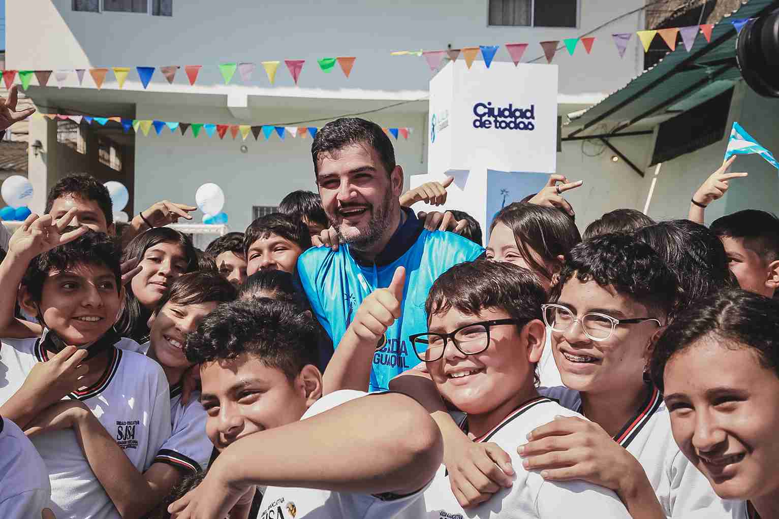 Los estudiantes aprovecharon la visita del Alcalde Aquiles Alvarez para fotografiarse con él.