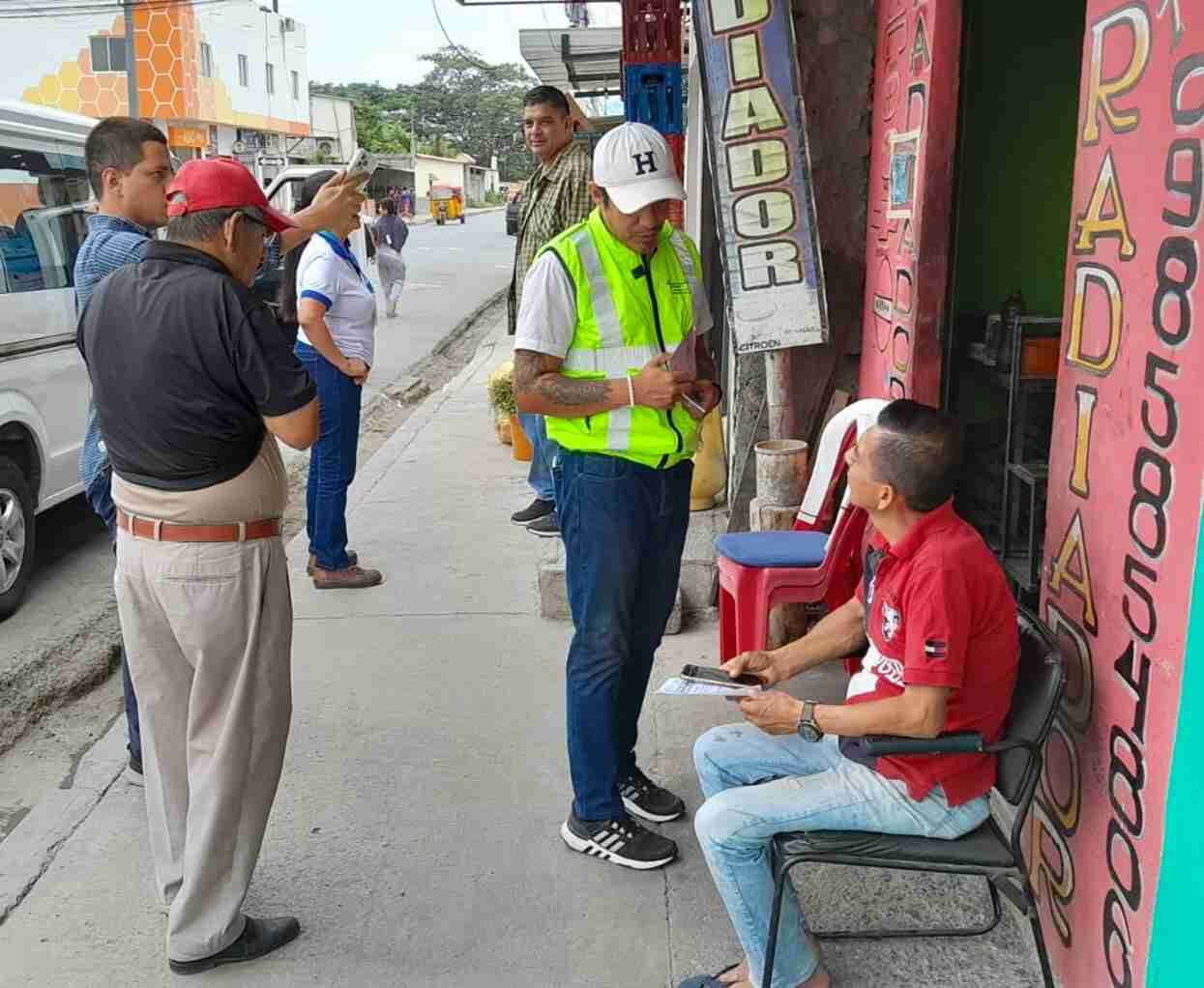 El personal visitó también a los dueños de negocios de la zona.