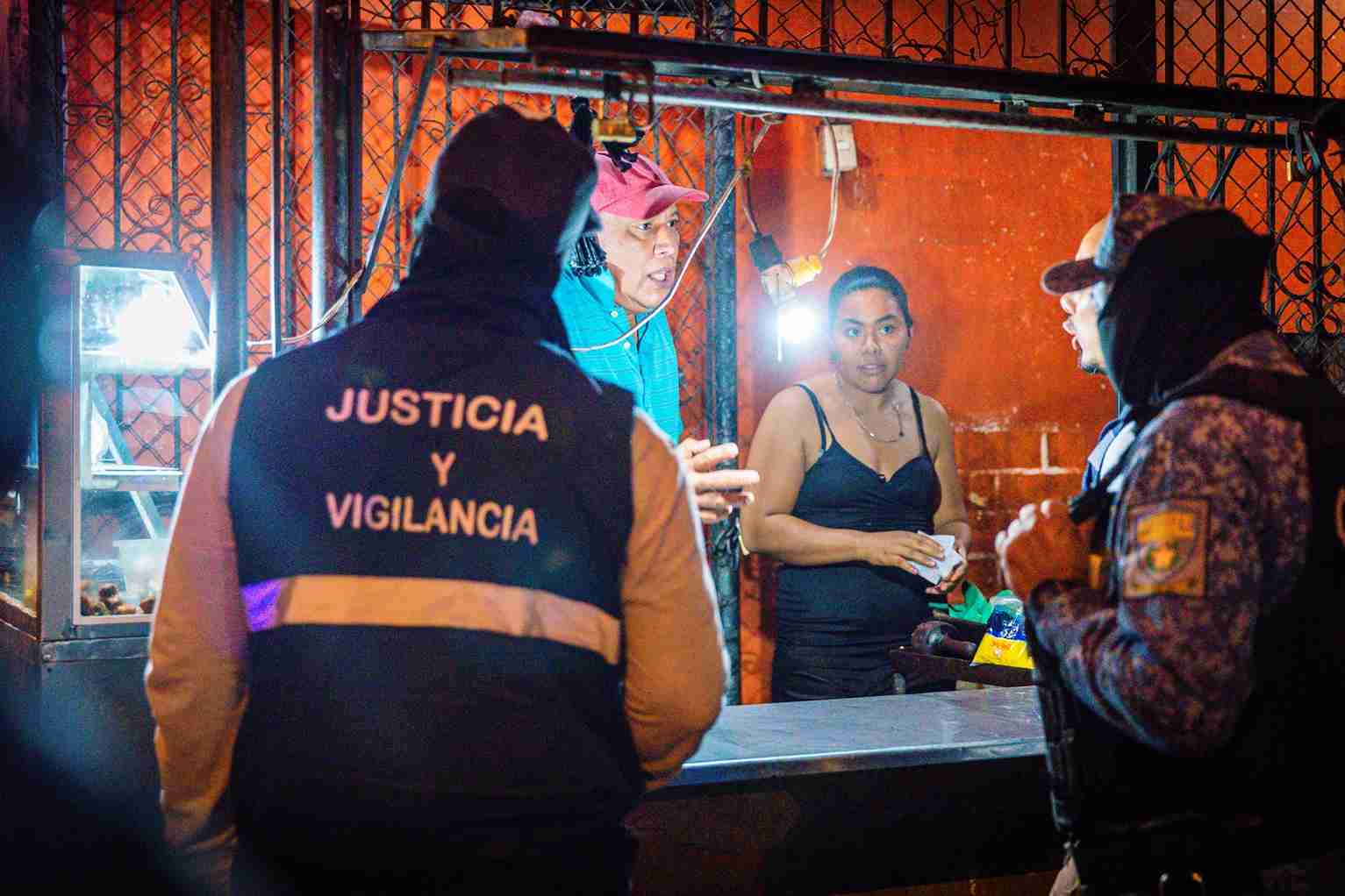 Personal de Justicia y Vigilancia realizó control en los negocios de la zona.