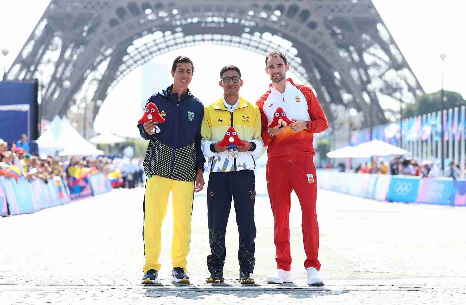 Daniel Pintado junto a los marchistas que ocuparon el segundo y tercer lugar.