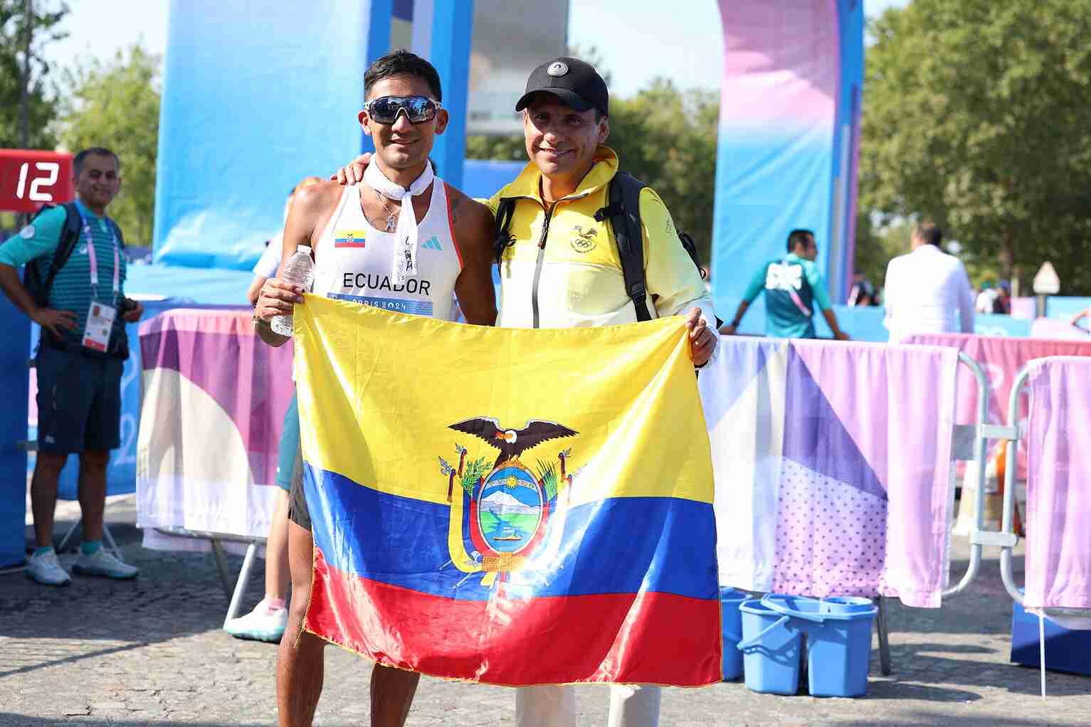 Daniel Pintado posa junto a Jefferson Pérez, doble medallista olímpico.