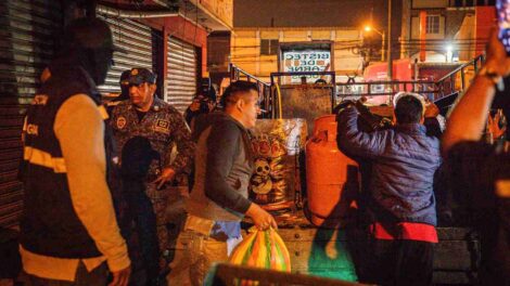 Desalojo de comerciantes en entrada de la 8