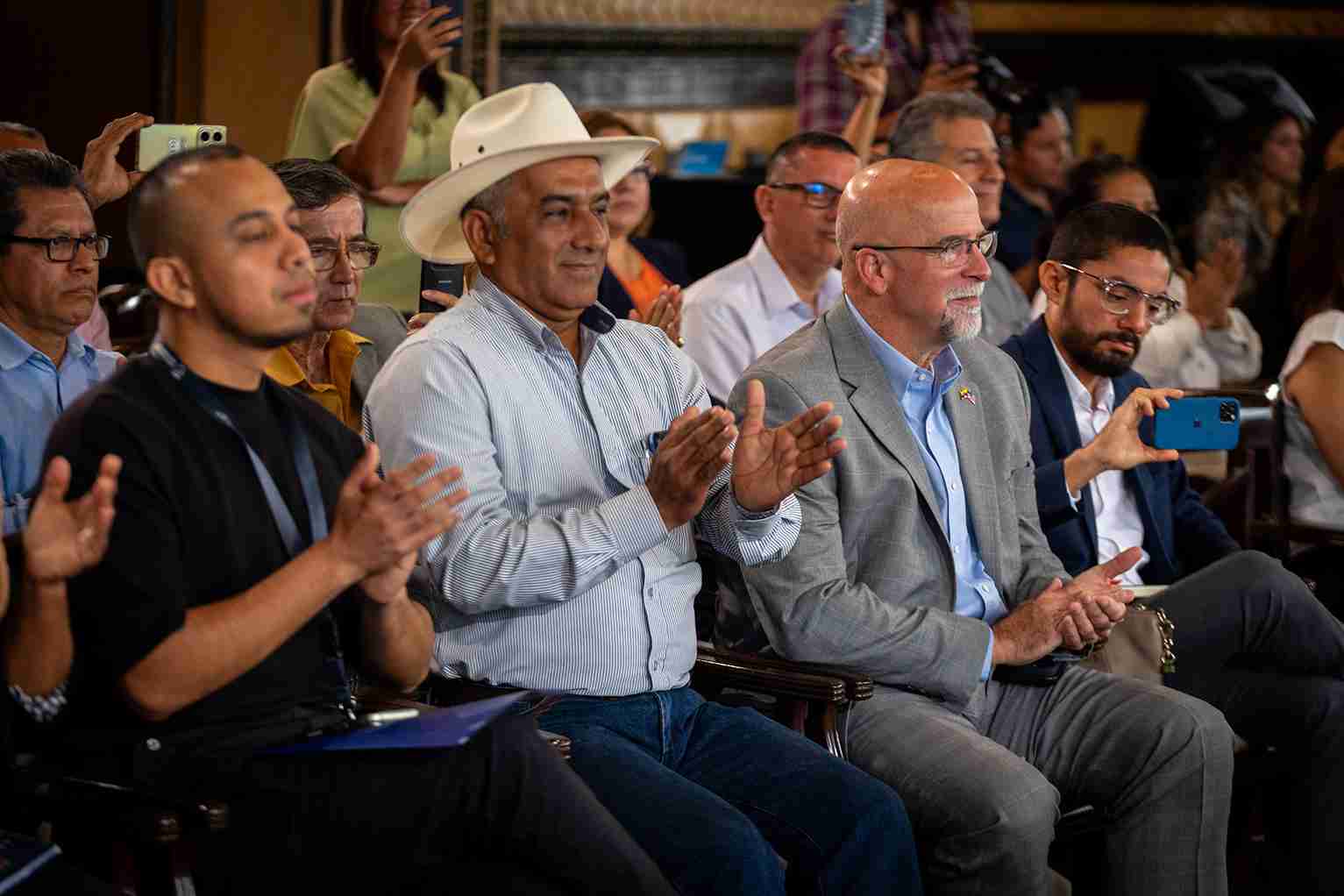 Los gestores de paz estuvieron presentes en la firma del convenio.