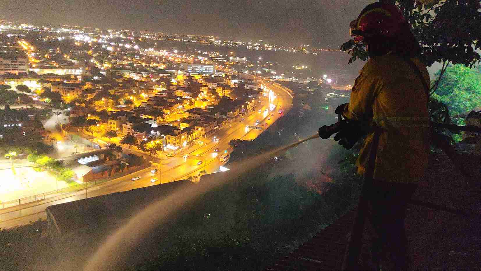 Bomberos combaten el incendio forestal registrado en el Cerro Santa Ana.