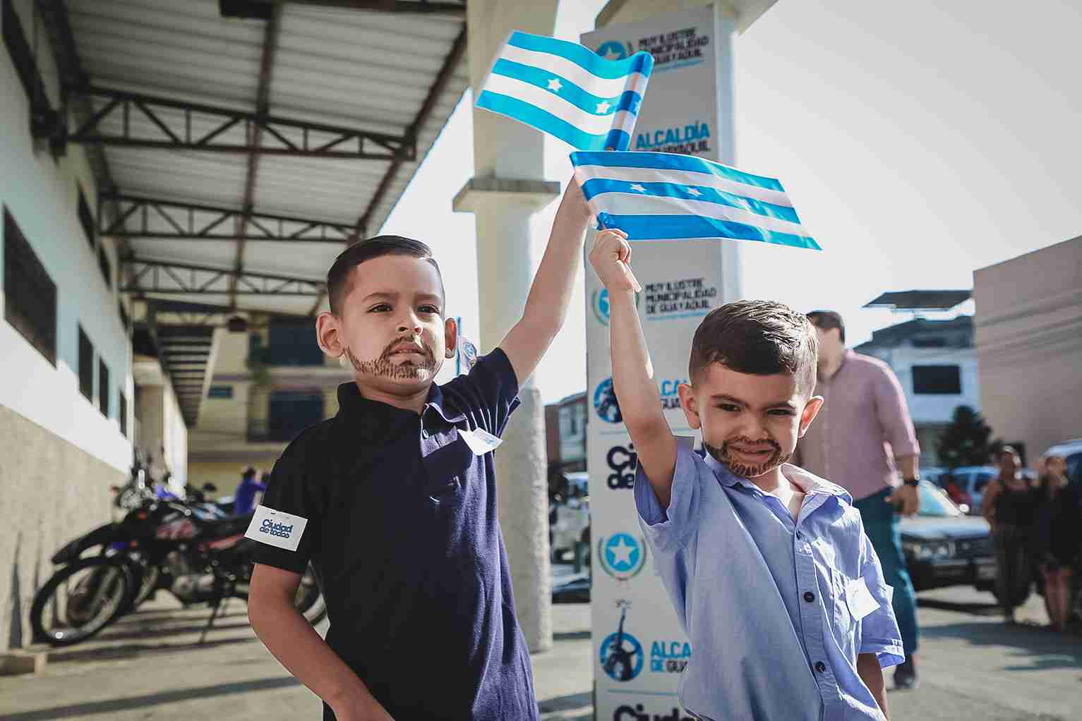 Dos niños se disfrazaron del Alcalde Aquiles Alvarez para darle la bienvenida.