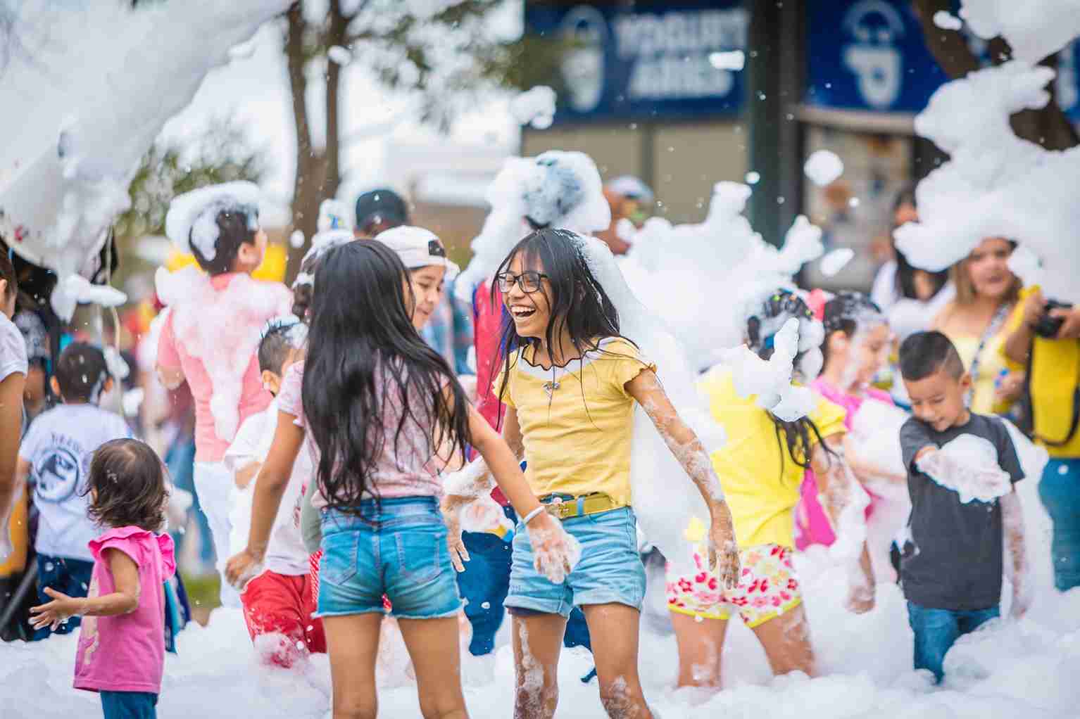 Niños disfrutan del juego con espuma durante el feriado.