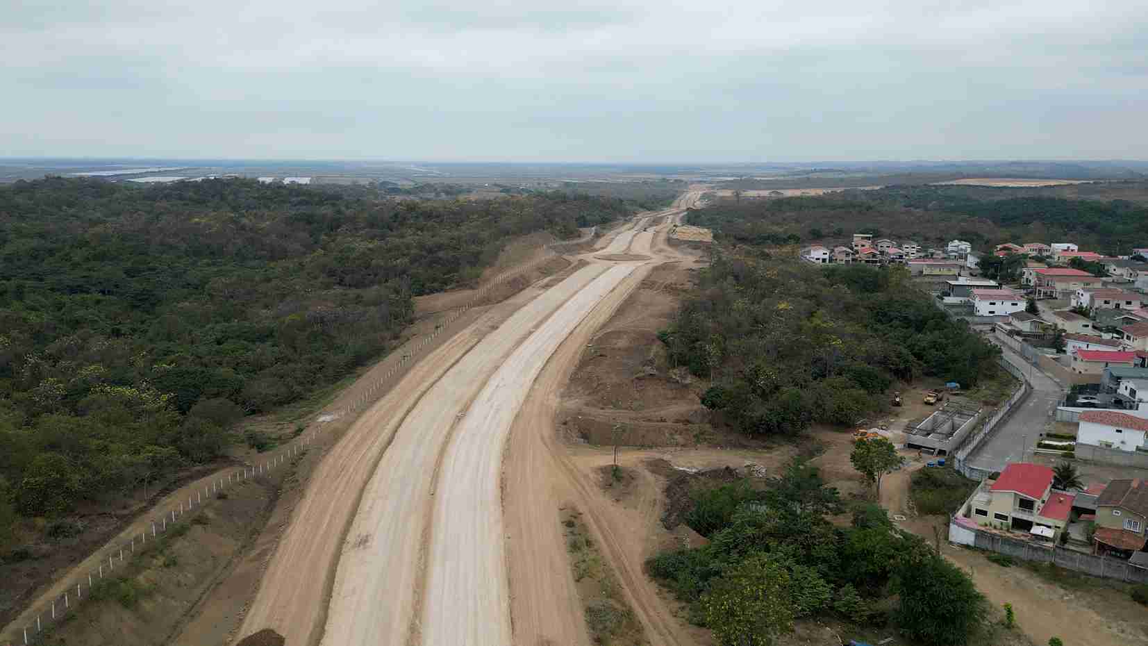 La obra contempla una nueva vía alterna de 6,2 km que conectará con Chongón.