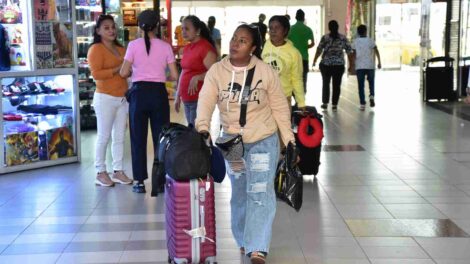 Pasajeros terminal terrestre