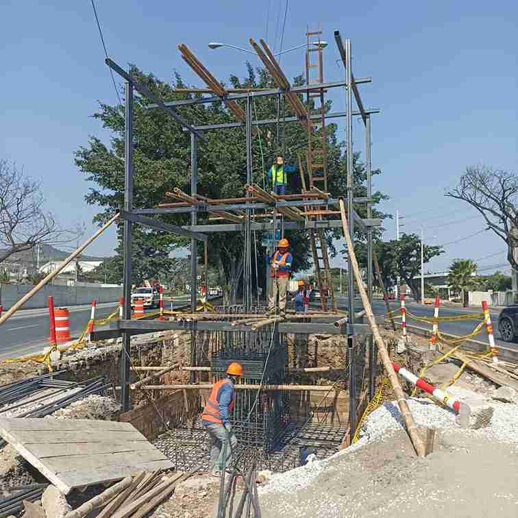 Construcción de cimentación en el parterre central del paso peatonal del Km 11.8.