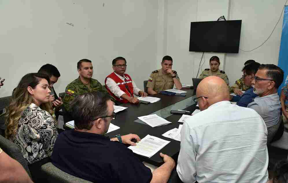 Autoridades de diversas instituciones, como SEGURA EP, MSP, Bienestar Animal, la Cruz Roja, Fuerzas Armadas y la Policía Nacional, participaron en la reunión.