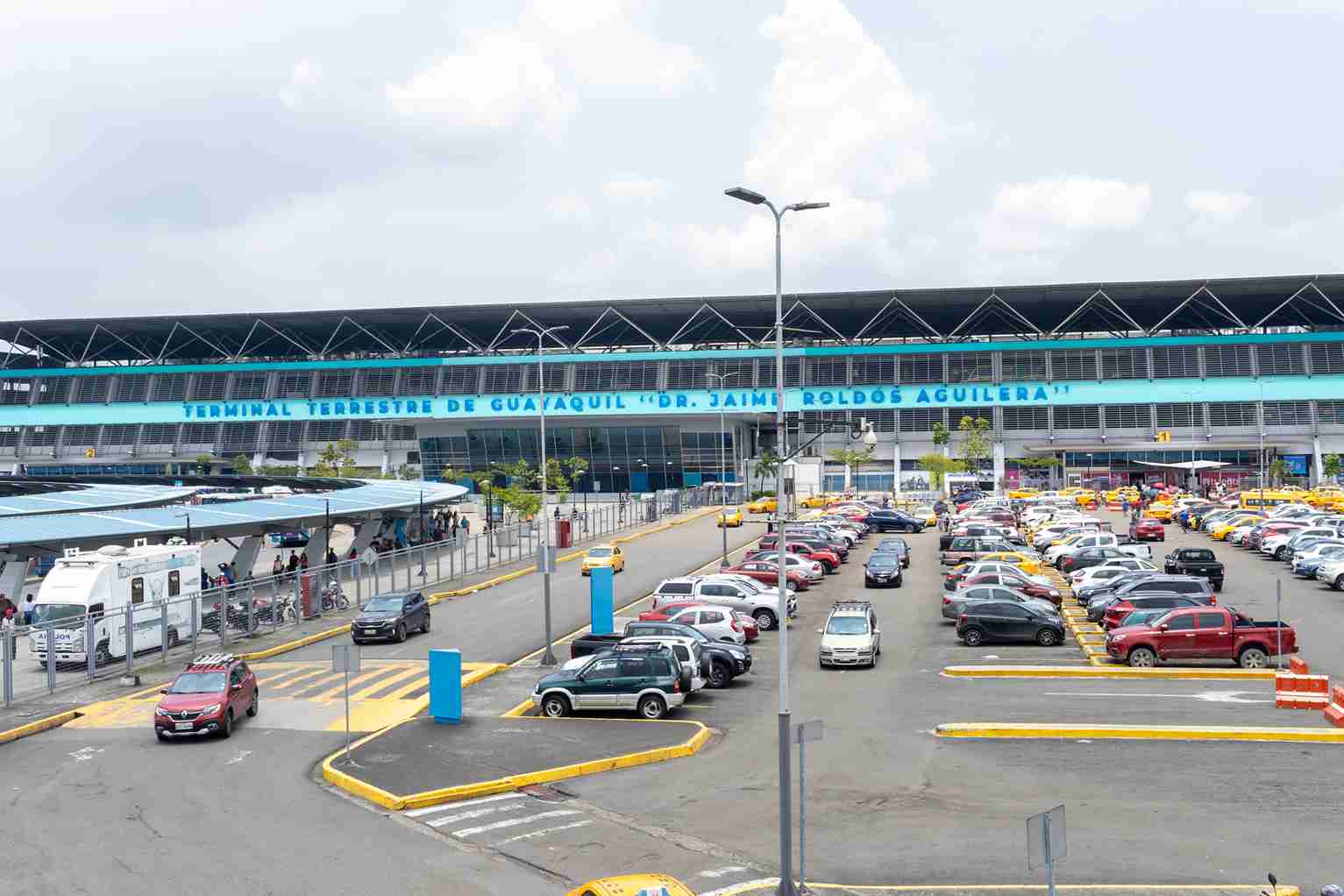 La Terminal Terrestre de Guayaquil muestra una fachada moderna y renovada.