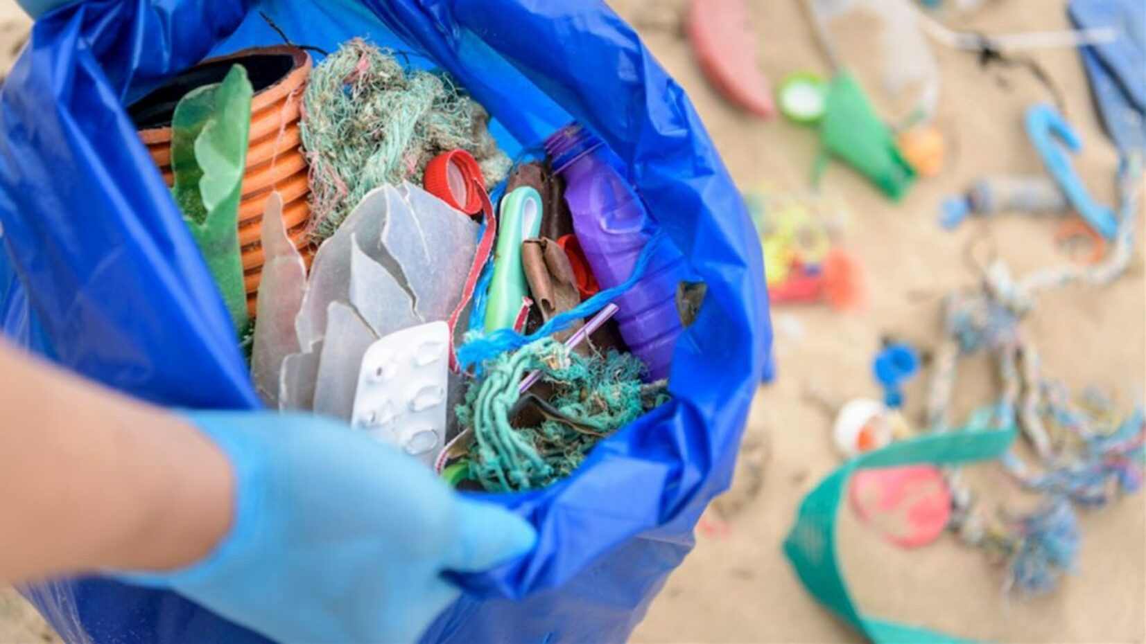 Miles de toneladas de plásticos se recogen de las playas de todo el mundo a diario.