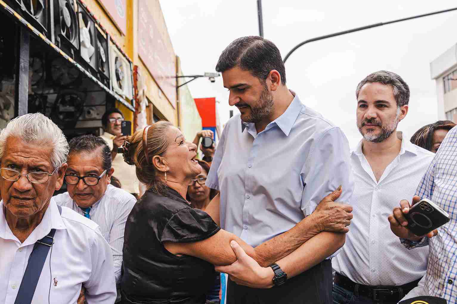 El alcalde Aquiles Alvarez recorrió la obra y recibió el cariño de la gente.