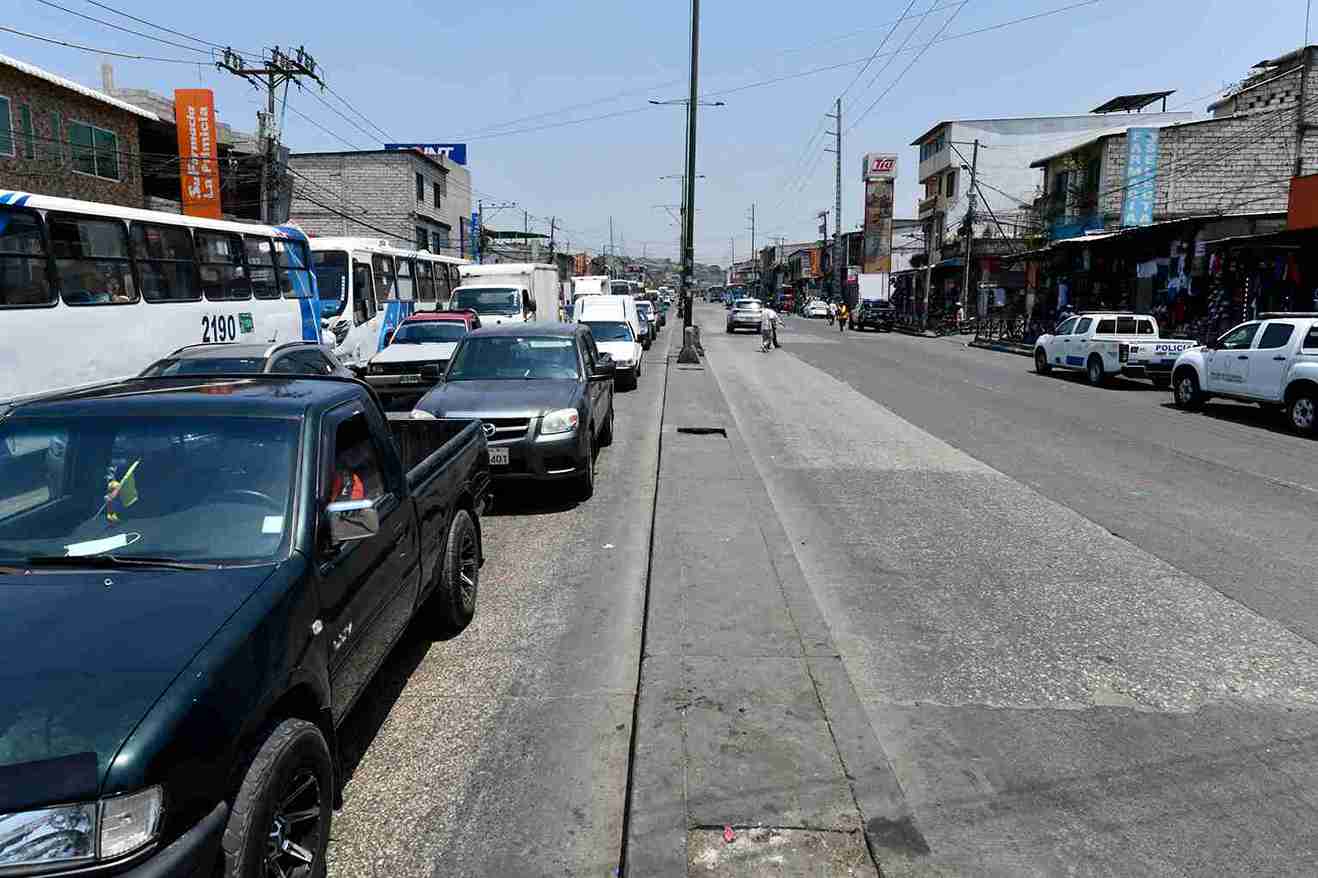 El pesado tránsito vehicular en la Av. Casuarina hace indispensable la construcción de una nueva avenida