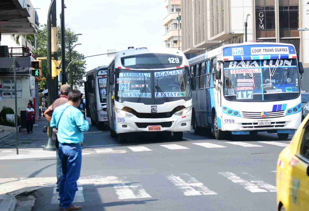 Finaliza paro de buses en Guayaquil