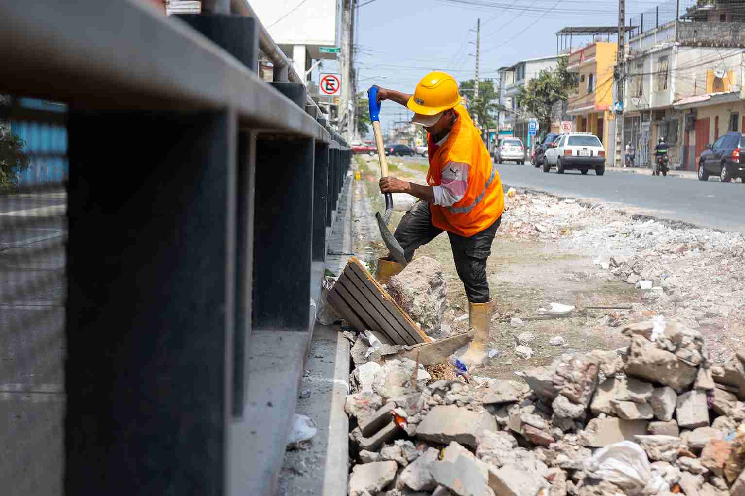 Los trabajos incluyen la pavimentación y el reforzamiento de la calzada, así como la reparación de los sistemas hidrosanitarios y eléctricos