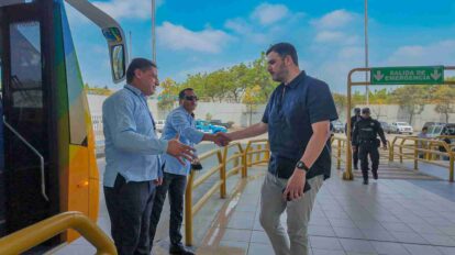 Aquiles Alvarez inspecciona nuevos buses de la Metrovía