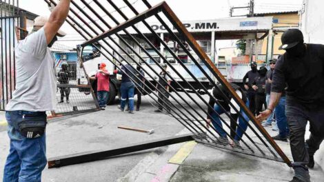 Desmantelan estructuras irregulares en el Guasmo