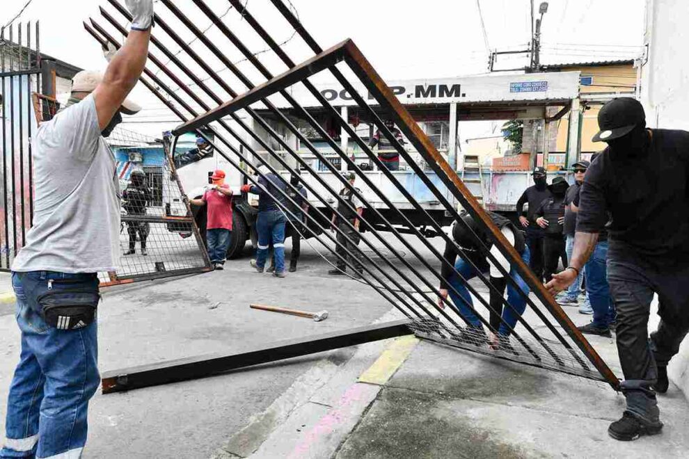 Desmantelan estructuras irregulares en el Guasmo