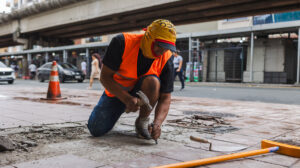 Reparación de porcelanato en calles del centro de Guayaquil