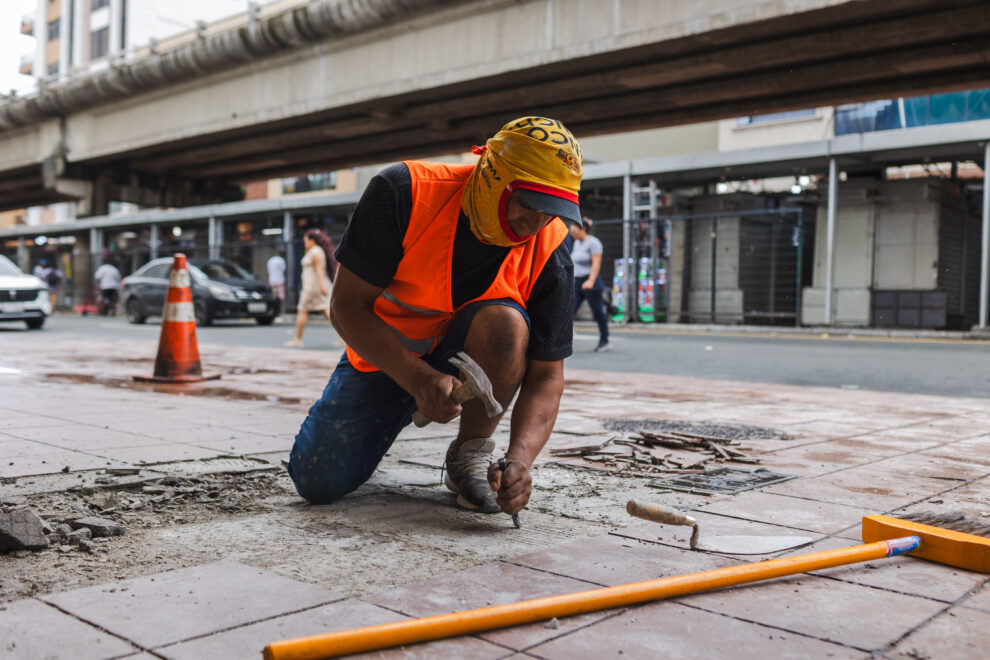 Reparación de porcelanato en calles del centro de Guayaquil