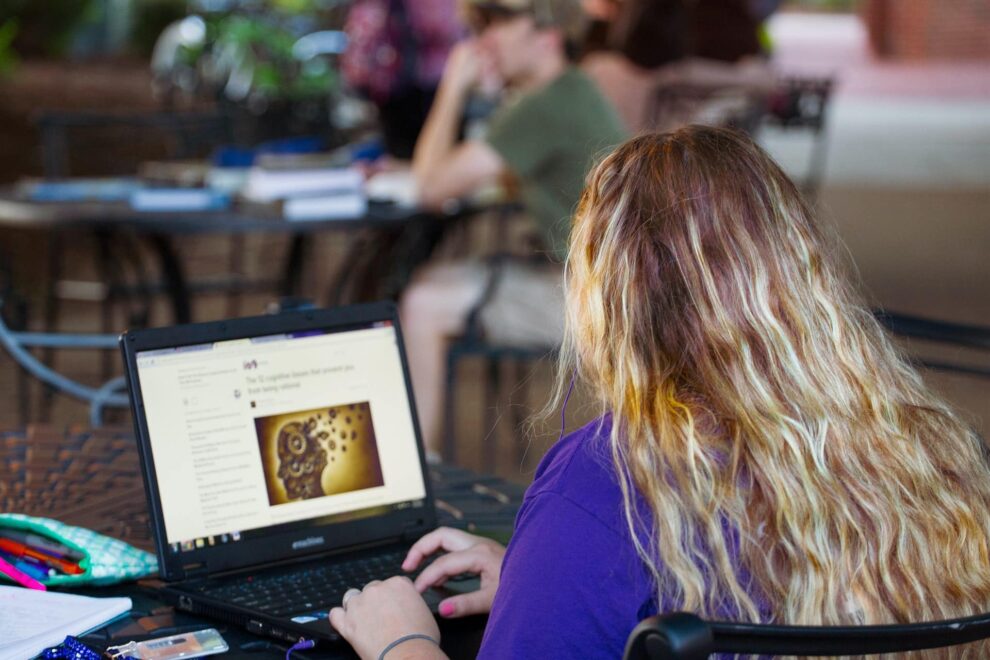 IA generativa revoluciona educación y cultura, pero plantea desafíos éticos