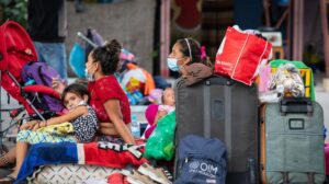Miles de madres migrantes en América Latina enfrentan culpa, duelo y estigmas al criar desde la distancia en busca de un futuro digno para sus hijos.