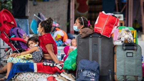 Miles de madres migrantes en América Latina enfrentan culpa, duelo y estigmas al criar desde la distancia en busca de un futuro digno para sus hijos.