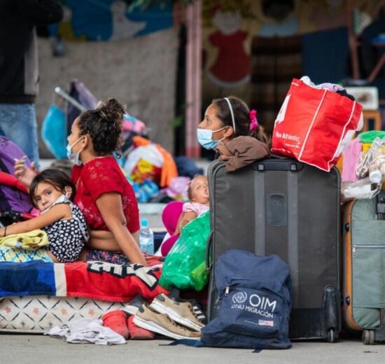Miles de madres migrantes en América Latina enfrentan culpa, duelo y estigmas al criar desde la distancia en busca de un futuro digno para sus hijos.