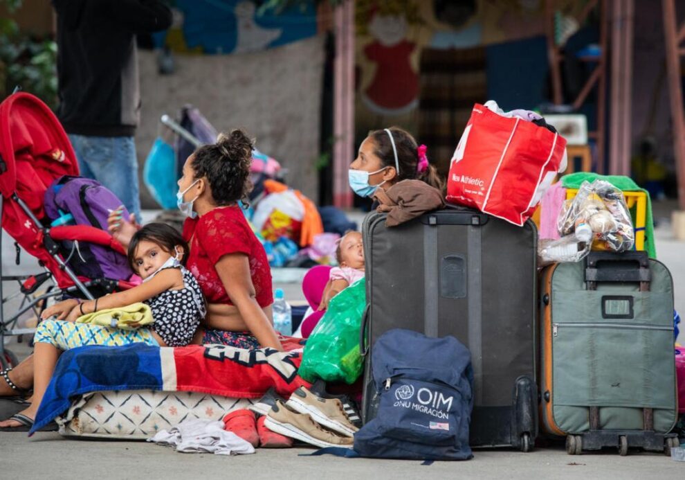 Miles de madres migrantes en América Latina enfrentan culpa, duelo y estigmas al criar desde la distancia en busca de un futuro digno para sus hijos.