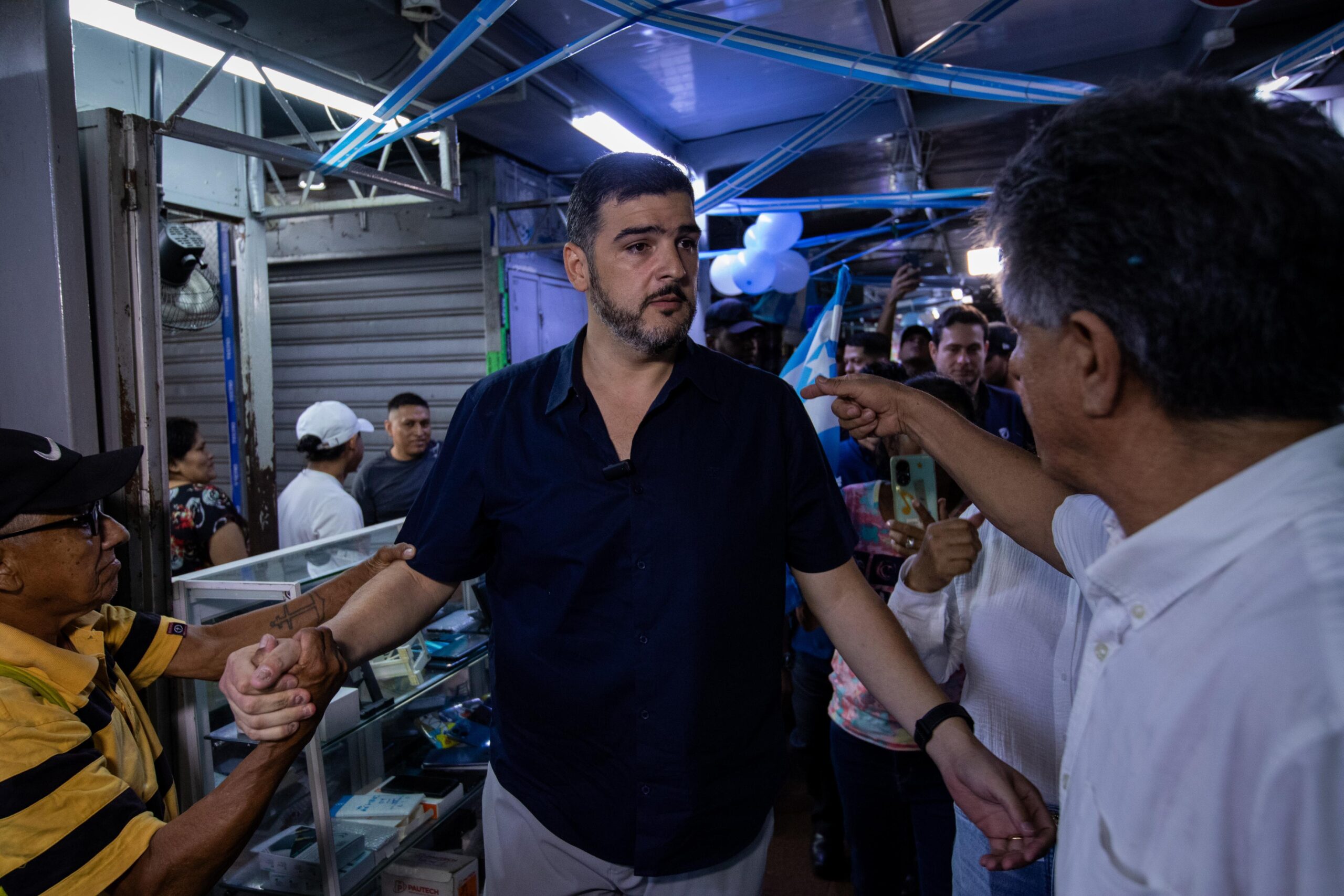 La Bahía, uno de los núcleos comerciales más importantes de Guayaquil, vive momentos de tensión tras una reciente explosión que afectó directamente a seis módulos del sector.