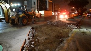 Maquinaria municipal empezó a trabajar la noche del martes en la intersección de la Av. Juan Tanca Marengo con la Av. Rodrigo Chávez González.