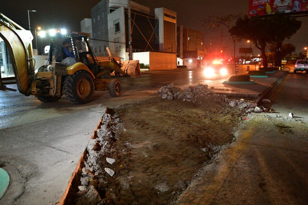 Maquinaria municipal empezó a trabajar la noche del martes en la intersección de la Av. Juan Tanca Marengo con la Av. Rodrigo Chávez González.